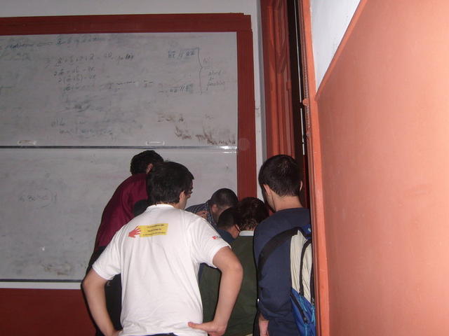 23_Varios_Ingenieros_tratando_de_abrir_una_tapa